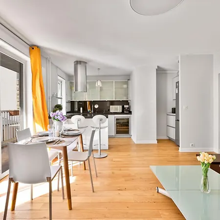Spacious 2-bedroom With Balcony In Appartement