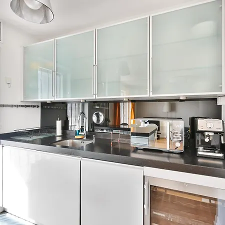 Spacious 2-bedroom With Balcony In Appartement
