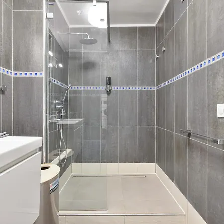 Spacious 2-bedroom With Balcony In Appartement *